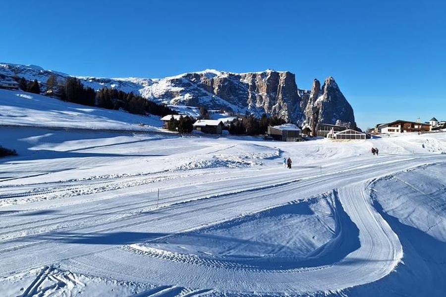 Skiing on the Alpe di Siusi with the Schlern mountain